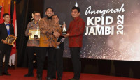 Terima Penghargaan KPID Award 2022, Fadhil : Penghargaan Ini Sebagai Vitamin Untuk Terus Berkreasi dan Berinovasi