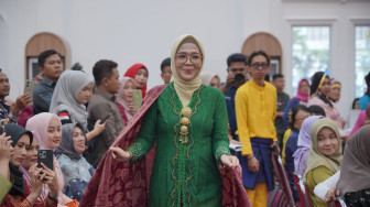 Tampil di Fashion Show Wastra Jambi, Zulva Fadhil Perkenalkan Batik Khas Batanghari