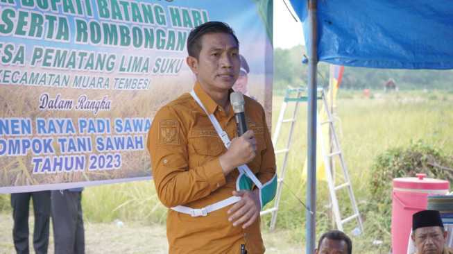 Meski Tangan Masih Berbalut Perban, Fadhil Arief Panen Raya Bersama Masyarakat