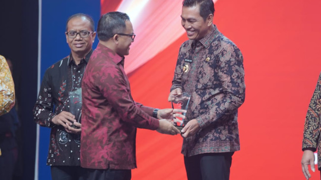 Bupati Batanghari Raih Penghargaan pada Indonesia Visionary Leader 2023