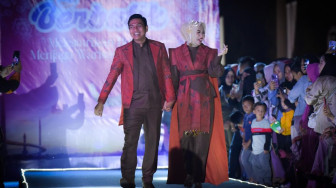 Didampingi Istri, Fadhil Arief Tampil di Event Jambi Berbatik 2023