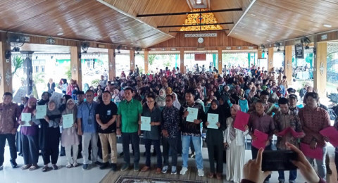 Bupati Batanghari Serahkan Beasiswa dan Sertifikat Tanah untuk Kecamatan Muara Bulian