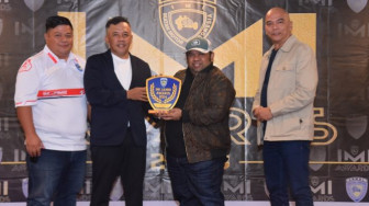 Kadis Kominfo Batanghari Wakili Bupati Fadhil Terima Penghargaan IMI Jambi
